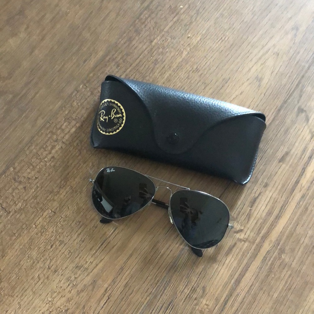 Ray-ban dark aviators.